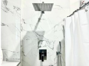 Sèche-cheveux, serviettes fournies, savon, shampoing