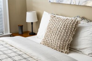 1 bedroom, WiFi - EXPLORE CO -Private upper unit and patio. Central. (Denver)