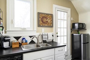 Private kitchen - EXPLORE CO -Private upper unit and patio. Central. (Denver)