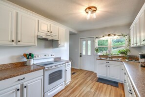 Talo (2 Bedrooms) | Yksityinen keittiö | Mikroaaltouuni, uuni, liesi, astianpesukone