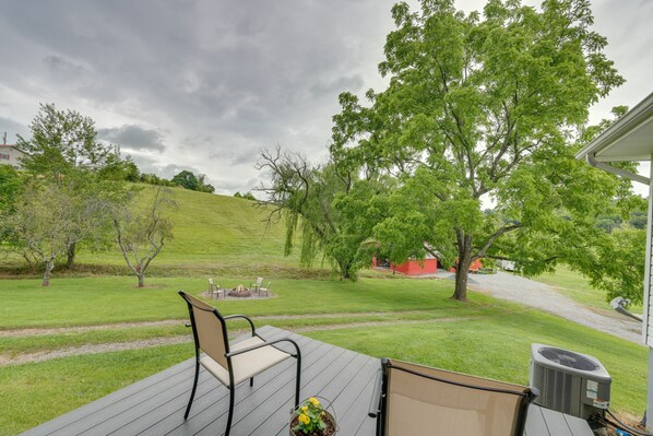 Outdoor dining - Countryside Hideaway in Greeneville w/ Fire Pit! (Greeneville)
