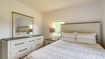 Rumah (2 Bedrooms) | 2 kamar tidur, setrika/meja setrika, dan seprai linen