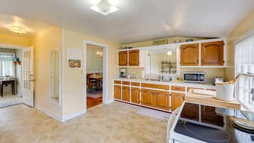 House (2 Bedrooms) | Private kitchen | Microwave, oven, stovetop, blender