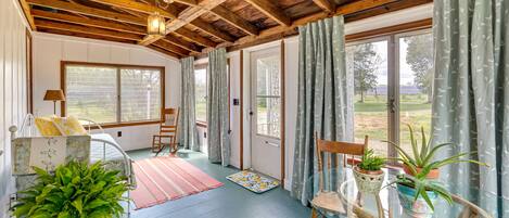 2 عدّة غرف نوم وملاءات أسرّة