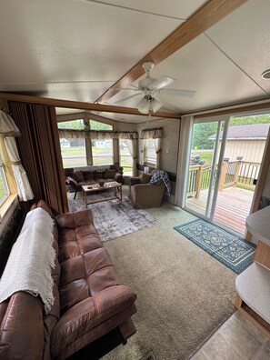 TV - Cozy Park Model minutes from many of UPs popular attractions & UTV/ATV Snow Trls (White Pine)