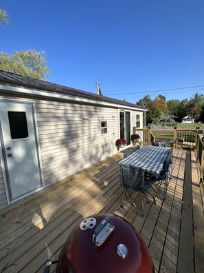 Outdoor dining - Cozy Park Model minutes from many of UPs popular attractions & UTV/ATV Snow Trls (White Pine)