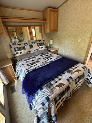1 bedroom, free WiFi, bed sheets - Cozy Park Model minutes from many of UPs popular attractions & UTV/ATV Snow Trls (White Pine)