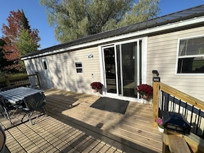 Outdoor dining - Cozy Park Model minutes from many of UPs popular attractions & UTV/ATV Snow Trls (White Pine)