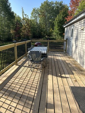 Outdoor dining - Cozy Park Model minutes from many of UPs popular attractions & UTV/ATV Snow Trls (White Pine)