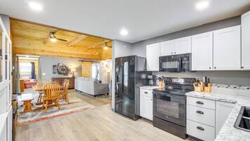 House (4 Bedrooms) | Interior