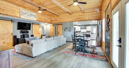 Spacious Ozawkie Home - Near Lake Perry!