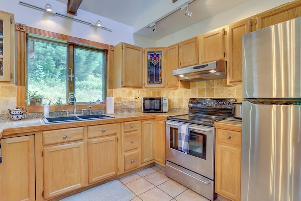 House (3 Bedrooms) | Interior - 1 Mi to River: Cabin w/ Fire Pit in Milanville! (Milanville)