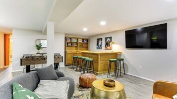 House (5 Bedrooms) | Interior