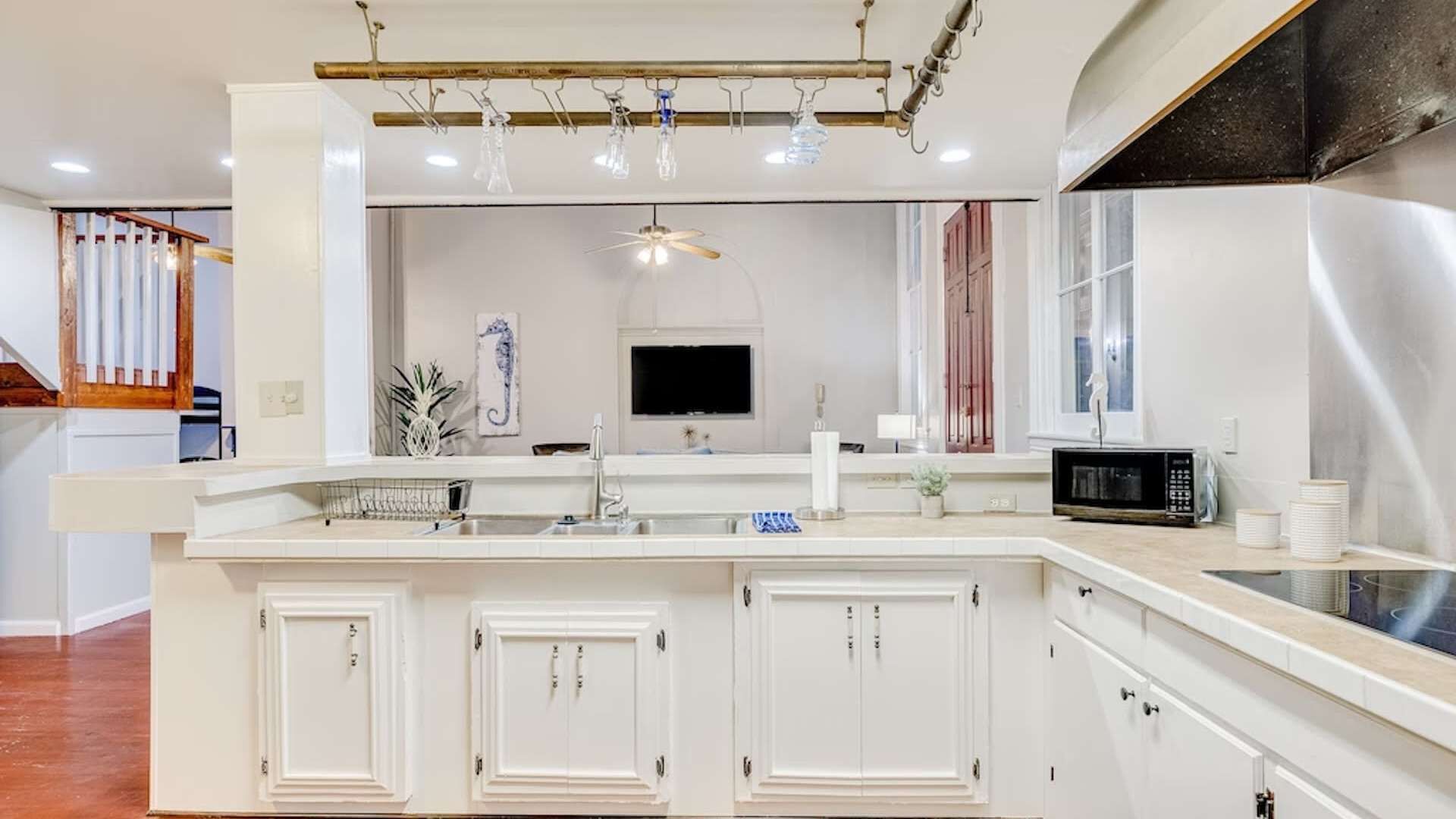 3rd Coast Getaways - Historic Strand Loft 201