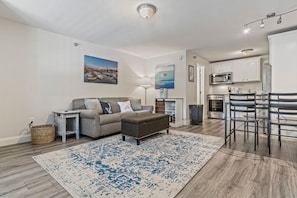 Smart TV, fireplace, computer monitors - Lovely 1br Condo with indoor outdoor pool walkable to Perkins Cove and town! (Ogunquit)