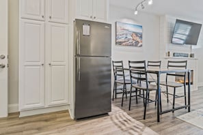 Dining - Lovely 1br Condo with indoor outdoor pool walkable to Perkins Cove and town! (Ogunquit)
