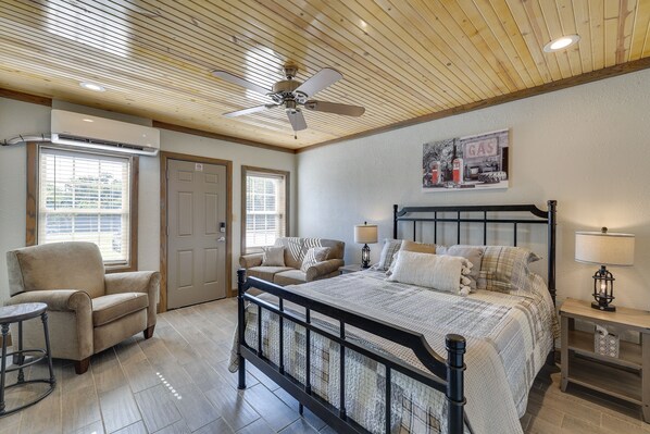 Bed sheets - Missouri Vacation Rental Retreat: Walkable Area! (Neosho)