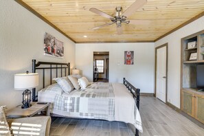 Bed sheets - Missouri Vacation Rental Retreat: Walkable Area! (Neosho)