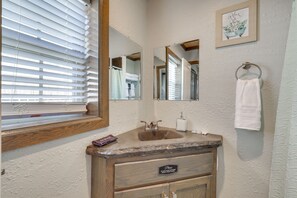 Shower - Missouri Vacation Rental Retreat: Walkable Area! (Neosho)