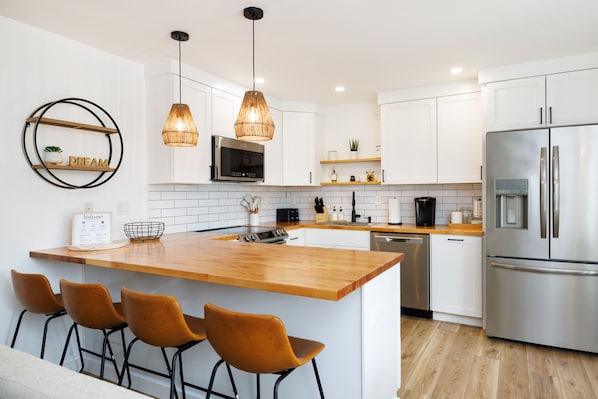 Refrigerador, microondas, horno y parrilla de estufa