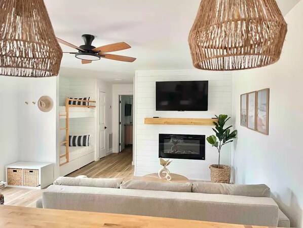 Smart TV, fireplace
