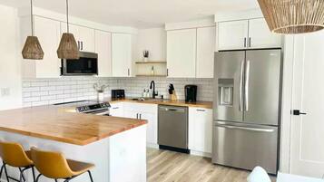 Een koelkast, een microgolfoven, een oven, een kookplaat