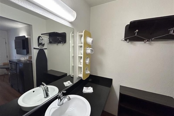 Combined shower/tub, towels