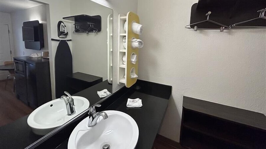 Studio 6 Suites - Riverside, Ca