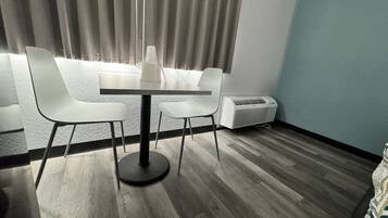 Camas con pillow-top, escritorio y espacio para trabajar con laptop