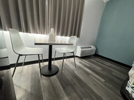 Colchones con pillow-top, escritorio y espacio para trabajar con laptop 