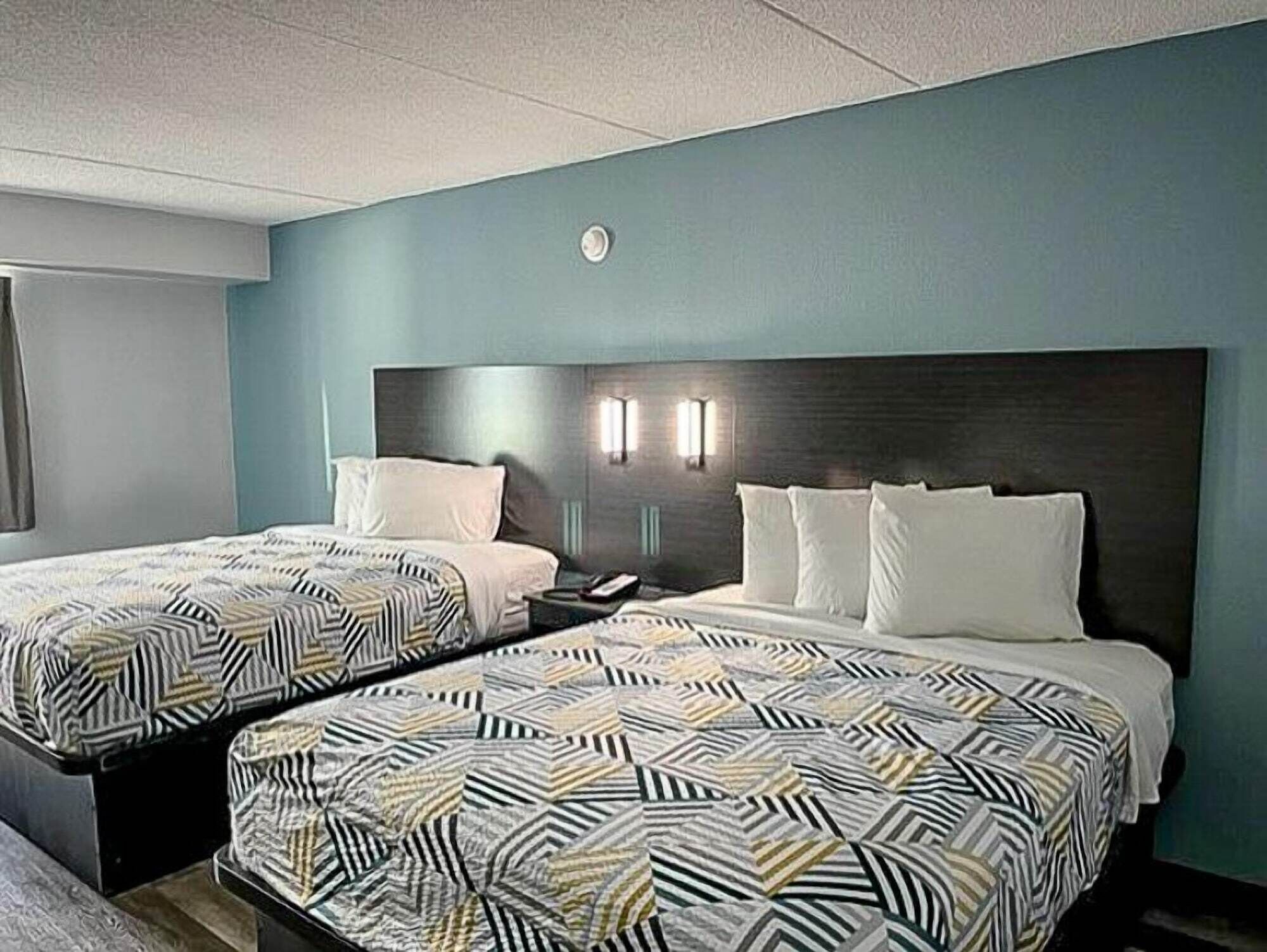 Senger med overmadrass, skrivebord og skrivebord for bærbar PC