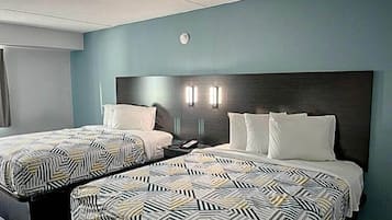 Senger med overmadrass, skrivebord og skrivebord for bærbar PC