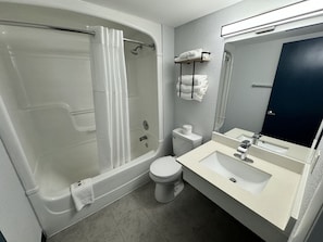 Combined shower/tub, towels, soap, toilet paper - Studio 6 - East Syracuse, NY – Airport (East Syracuse)
