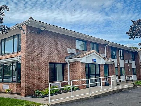 Exterior - Studio 6 - East Syracuse, NY – Airport (East Syracuse)