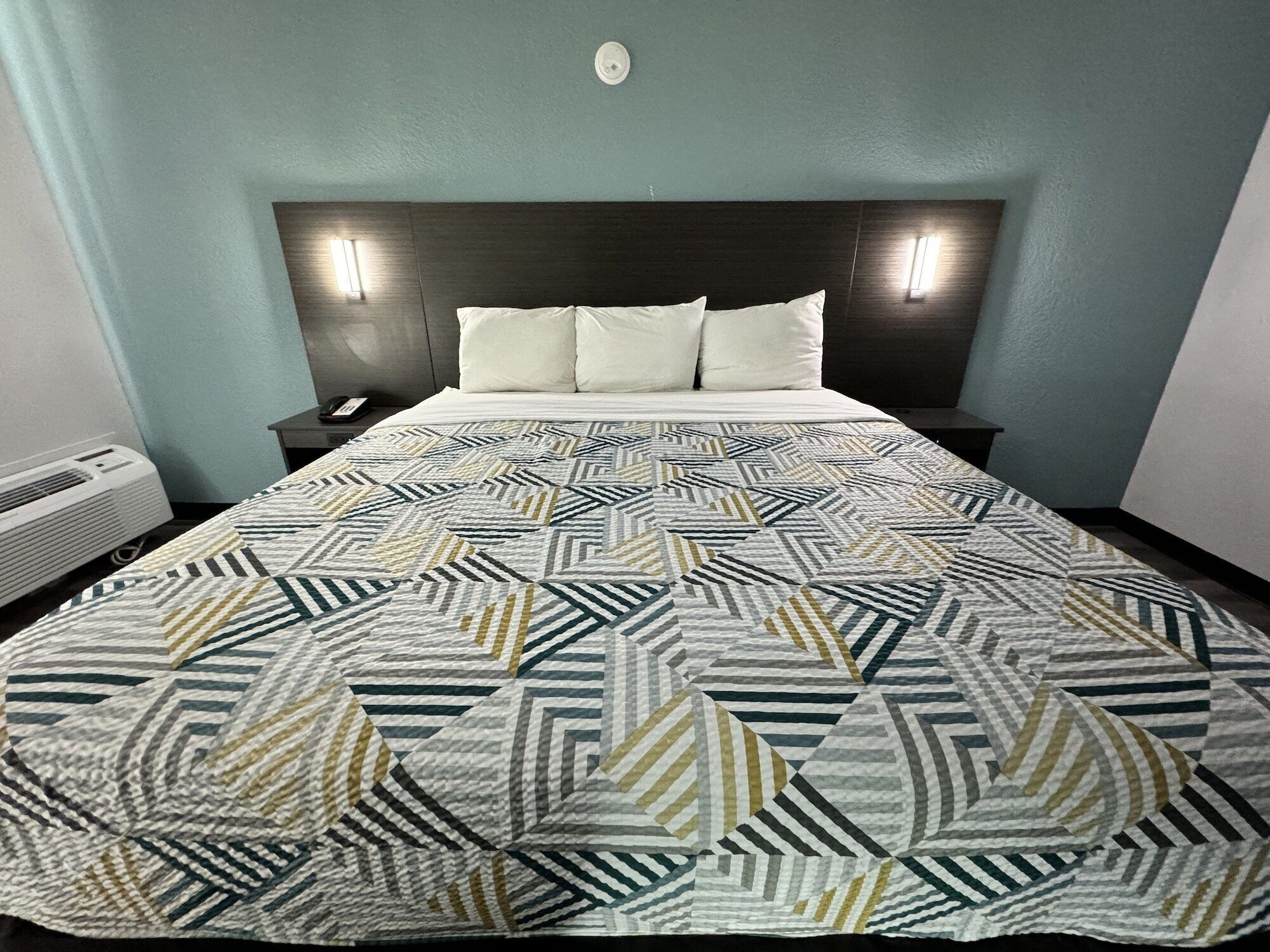 Senger med overmadrass, skrivebord og skrivebord for bærbar PC