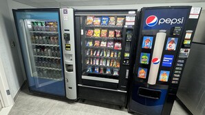 Ein Automatenbereich mit einer Pepsi-Maschine und einem Getränkeautomaten.