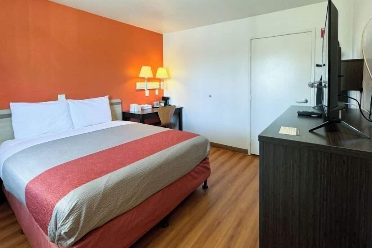 Tabla de planchar con plancha, wifi gratis y ropa de cama