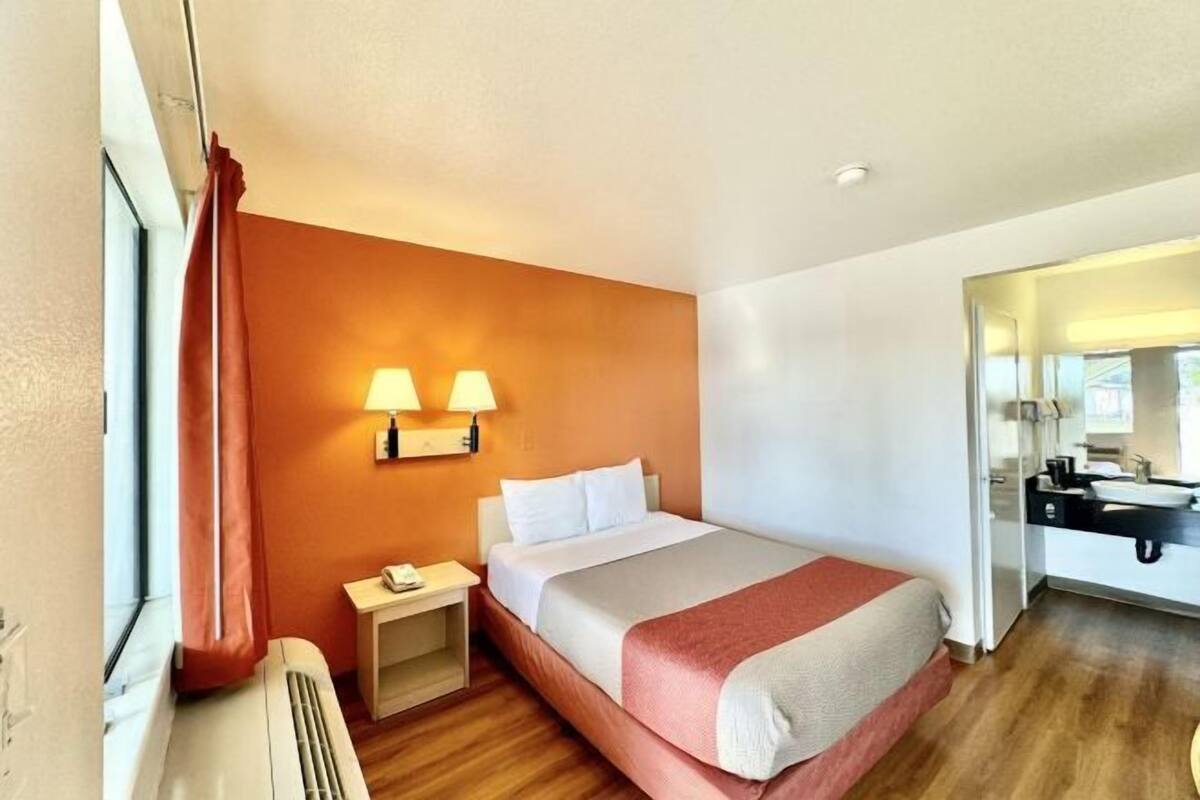 Iron/ironing board, WiFi (free), bed sheets