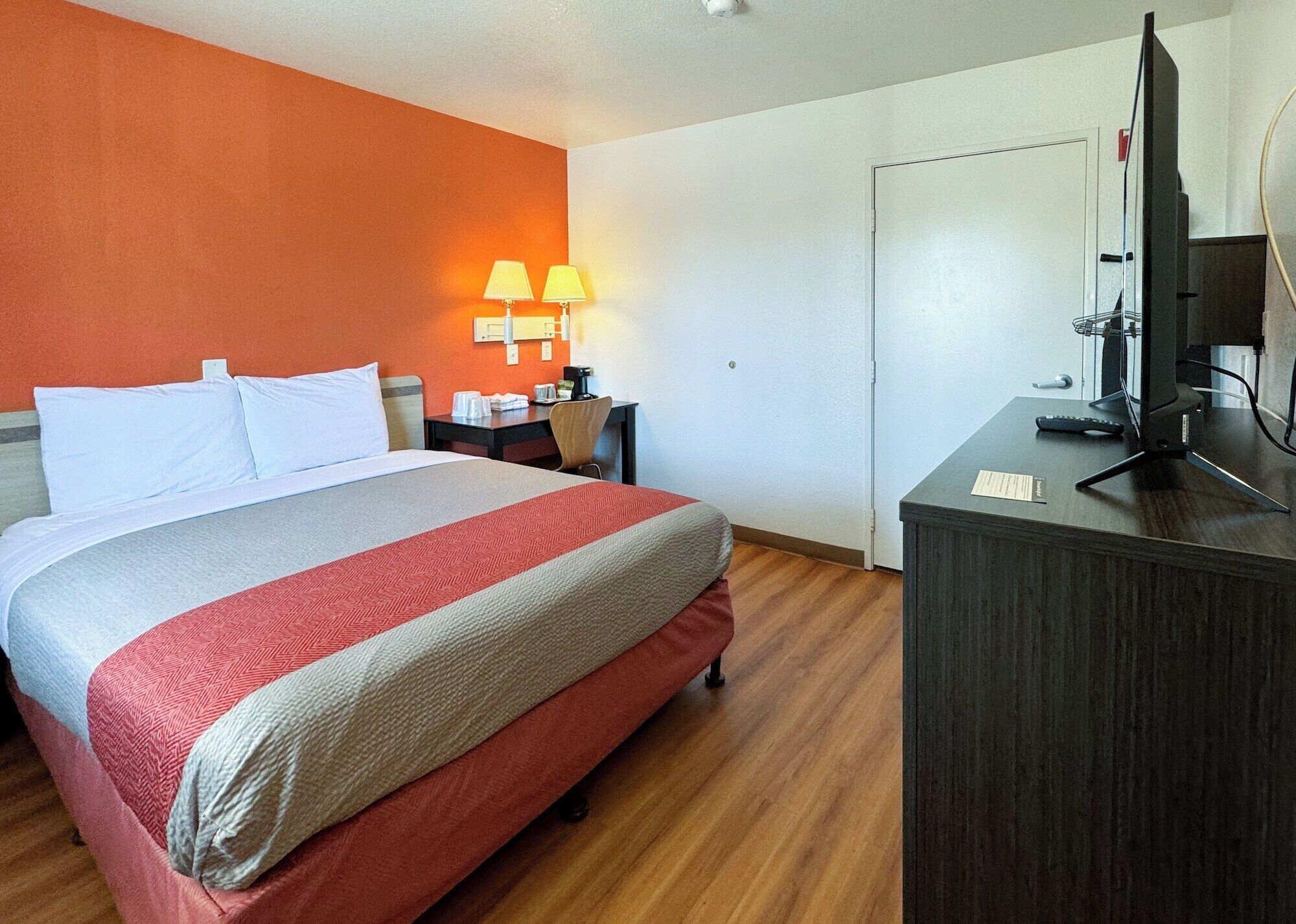 Fer et planche à repasser, Wi-Fi gratuit, draps fournis