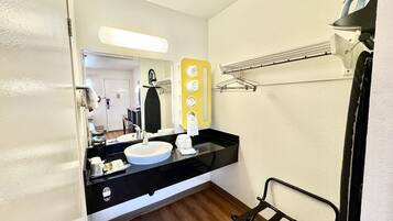 Combined shower/tub, rainfall showerhead, towels, soap