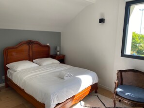 4 bedrooms, iron/ironing board, WiFi, bed sheets