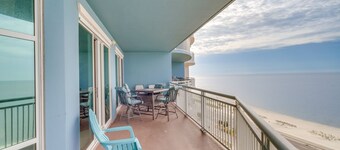 Beachfront Gulfport Vacation Rental w/ Balcony!
