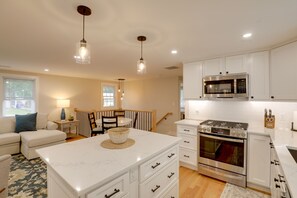 Interior - 3 Mi to Minute Man NHP: 'Summer St Retreat' + Deck (Bedford)