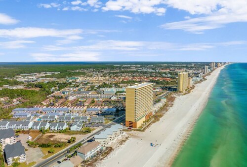 Steps away from beach - New 1B/1B - Pool View