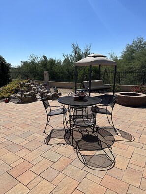 Outdoor dining - Lovely 2 bedroom home backing up to natural desert.  Lots of amenities. (Tucson)