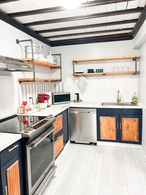 Jääkaappi, mikroaaltouuni, uuni, liesi