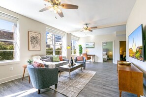 TV - Steps to French Quarter. Rooftop & Gym. Sleeps 12 (New Orleans)