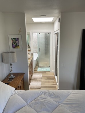 2 bedrooms, desk, iron/ironing board, WiFi