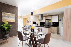 Dining - Pool-VIEW-A/C-Cozy-Modern-SmartTV-YellowKey (Santo Domingo)