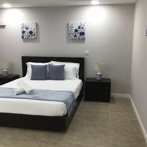 2 habitaciones, tabla de planchar con plancha, wifi y ropa de cama 